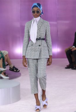 New York, Ny - 07 Eylül 2018: Olivia Anakwe New York moda haftası sırasında Kate Spade bahar yaz 2019 defile pist yürür