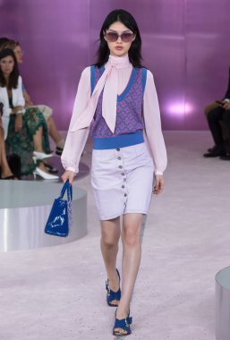 New York, Ny - 07 Eylül 2018: Kate Spade bahar yaz 2019 moda pist göster New York moda haftası sırasında bir model yürür.