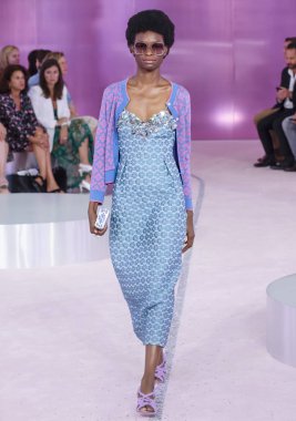 New York, Ny - 07 Eylül 2018: Kate Spade bahar yaz 2019 moda pist göster New York moda haftası sırasında bir model yürür.
