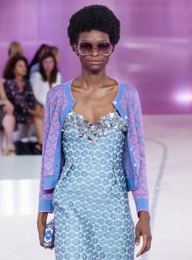 New York, Ny - 07 Eylül 2018: Kate Spade bahar yaz 2019 moda pist göster New York moda haftası sırasında bir model yürür.