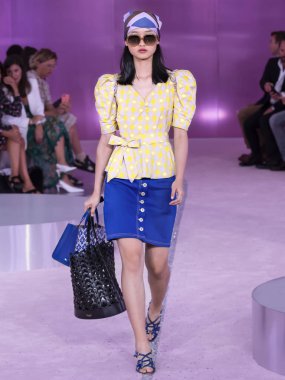 New York, Ny - 07 Eylül 2018: New York moda haftası sırasında Kate Spade bahar yaz 2019 defile pist yürür Chuyan