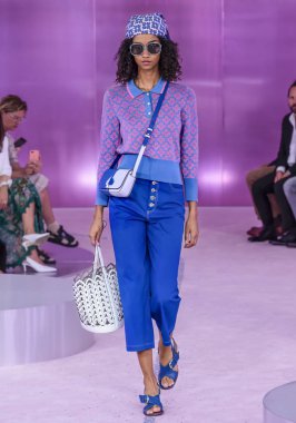New York, Ny - 07 Eylül 2018: Aiden Curtiss New York moda haftası sırasında Kate Spade bahar yaz 2019 defile pist yürür