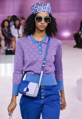 New York, Ny - 07 Eylül 2018: Aiden Curtiss New York moda haftası sırasında Kate Spade bahar yaz 2019 defile pist yürür
