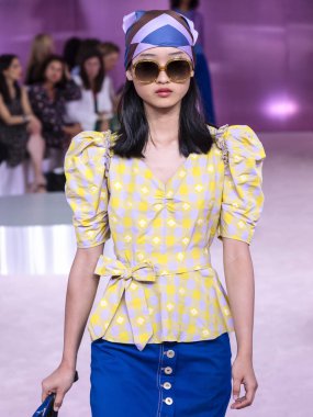 New York, Ny - 07 Eylül 2018: New York moda haftası sırasında Kate Spade bahar yaz 2019 defile pist yürür Chuyan