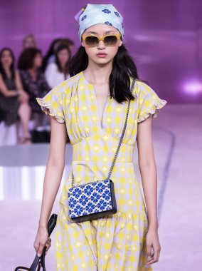 New York, Ny - 07 Eylül 2018: Kate Spade bahar yaz 2019 moda pist göster New York moda haftası sırasında Xu Jing yürür