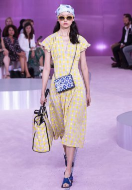 New York, Ny - 07 Eylül 2018: Kate Spade bahar yaz 2019 moda pist göster New York moda haftası sırasında Xu Jing yürür