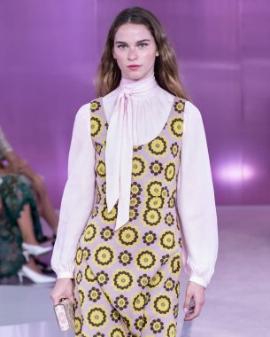 New York, Ny - 07 Eylül 2018: Kate Spade bahar yaz 2019 moda pist göster New York moda haftası sırasında Breck Gambill yürür