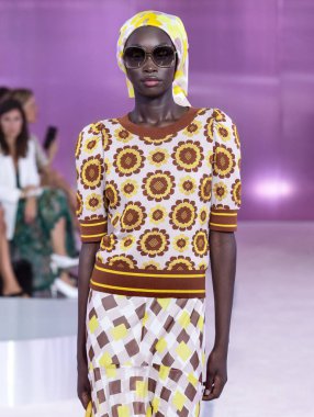 New York, Ny - 07 Eylül 2018: Kate Spade bahar yaz 2019 moda pist göster New York moda haftası sırasında Subah Koj yürür