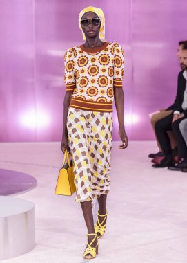 New York, Ny - 07 Eylül 2018: Kate Spade bahar yaz 2019 moda pist göster New York moda haftası sırasında Subah Koj yürür