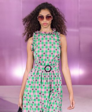 New York, Ny - 07 Eylül 2018: Zoe Thaets New York moda haftası sırasında Kate Spade bahar yaz 2019 defile pist yürür