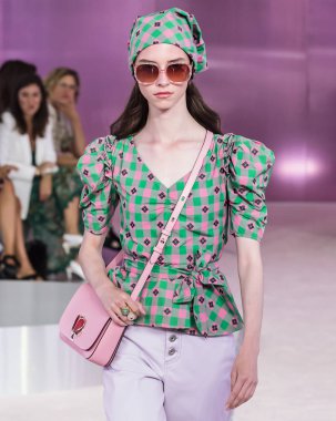 New York, Ny - 07 Eylül 2018: Sophie Martynova New York moda haftası sırasında Kate Spade bahar yaz 2019 defile pist yürür