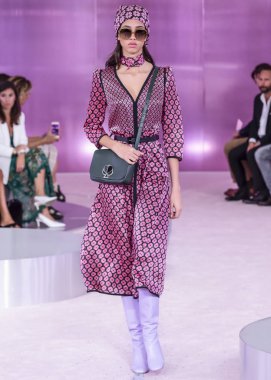 New York, Ny - 07 Eylül 2018: Kate Spade bahar yaz 2019 moda pist göster New York moda haftası sırasında Yasmin Wijnaldum yürür