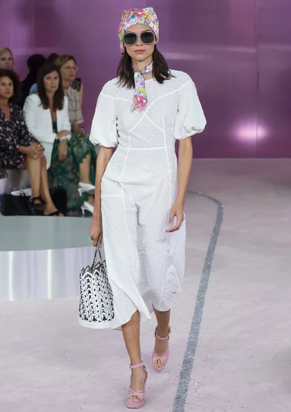 New York, Ny - 07 Eylül 2018: Charlee Fraser New York moda haftası sırasında Kate Spade bahar yaz 2019 defile pist yürür