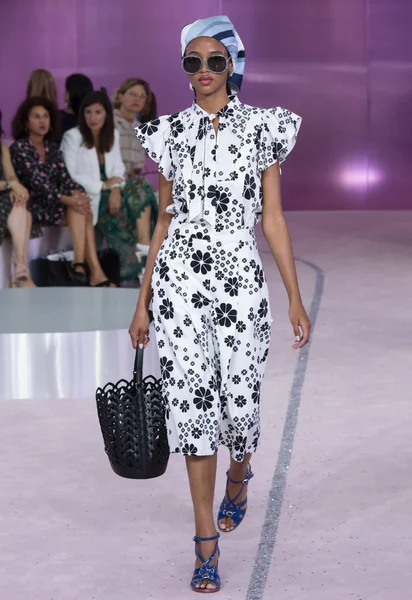 New York, Ny - 07 Eylül 2018: Kate Spade bahar yaz 2019 moda pist göster New York moda haftası sırasında Aya Jones yürür