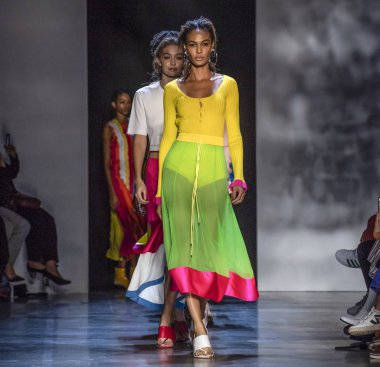 New York, Ny - 09 Eylül 2018: Joan Smalls New York moda haftası sırasında Prabal Gurung bahar yaz 2019 defile pist yürür