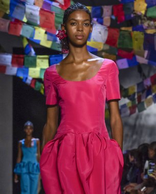 New York, Ny - 09 Eylül 2018: Alyssa Traore New York moda haftası sırasında Prabal Gurung bahar yaz 2019 defile pist yürür