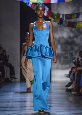 New York, Ny - 09 Eylül 2018: Prabal Gurung bahar yaz 2019 moda pist göster New York moda haftası sırasında bir model yürür.