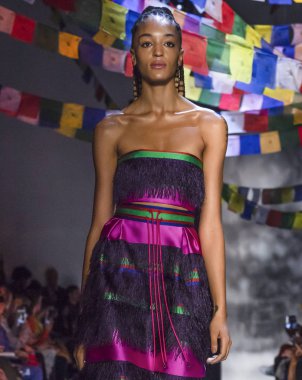 New York, Ny - 09 Eylül 2018: Prabal Gurung bahar yaz 2019 moda pist göster New York moda haftası sırasında bir model yürür.