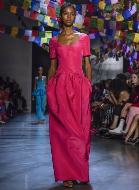 New York, Ny - 09 Eylül 2018: Alyssa Traore New York moda haftası sırasında Prabal Gurung bahar yaz 2019 defile pist yürür
