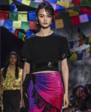New York, Ny - 09 Eylül 2018: pist Prabal Gurung bahar yaz 2019 moda New York moda haftası sırasında göstermek o Cong yürür