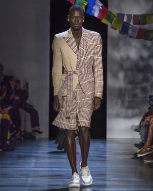 New York, Ny - 09 Eylül 2018: Prabal Gurung bahar yaz 2019 moda pist göster New York moda haftası sırasında bir model yürür.