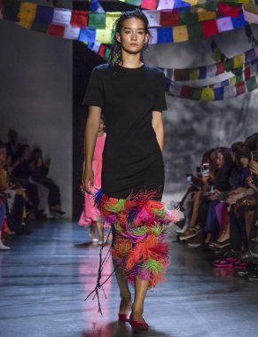 New York, Ny - 09 Eylül 2018: Mona Matsuoka New York moda haftası sırasında Prabal Gurung bahar yaz 2019 defile pist yürür