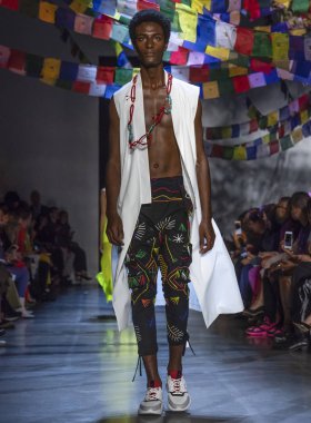 New York, Ny - 09 Eylül 2018: pist Prabal Gurung bahar yaz 2019 moda New York moda haftası sırasında göstermek Kalib Besher yürür