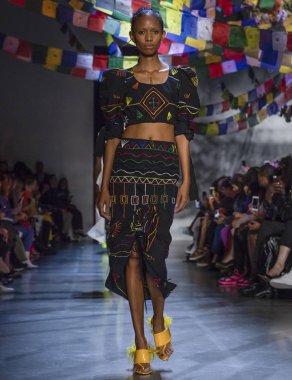 New York, Ny - 09 Eylül 2018: Prabal Gurung bahar yaz 2019 moda pist göster New York moda haftası sırasında Adesuwa Aighewi yürür