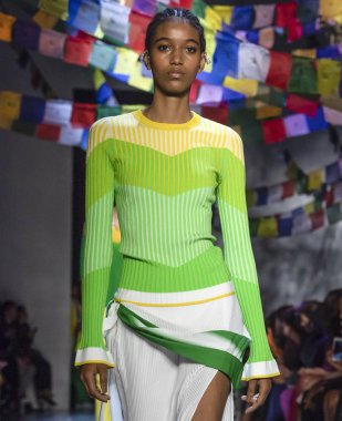 New York, Ny - 09 Eylül 2018: Prabal Gurung bahar yaz 2019 moda pist göster New York moda haftası sırasında bir model yürür.