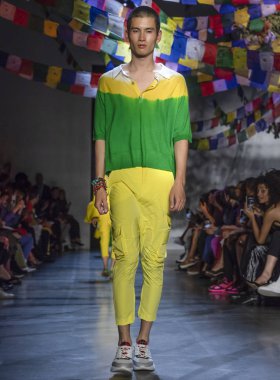 New York, Ny - 09 Eylül 2018: Prabal Gurung bahar yaz 2019 moda pist göster New York moda haftası sırasında bir model yürür.