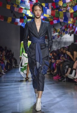 New York, Ny - 09 Eylül 2018: Prabal Gurung bahar yaz 2019 moda pist göster New York moda haftası sırasında bir model yürür.