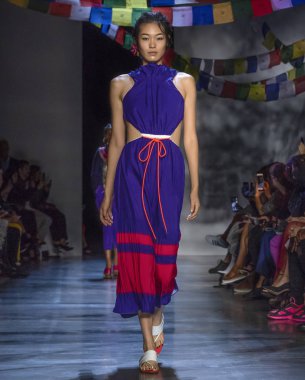 New York, Ny - 09 Eylül 2018: Prabal Gurung bahar yaz 2019 moda pist göster New York moda haftası sırasında bir model yürür.