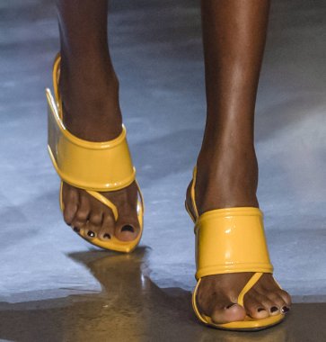 New York, Ny - 09 Eylül 2018: pist Prabal Gurung bahar yaz 2019 moda New York moda haftası sırasında göstermek bir modeli (ayakkabı detay) yürür