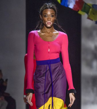 New York, Ny - 09 Eylül 2018: Winnie Harlow New York moda haftası sırasında Prabal Gurung bahar yaz 2019 defile pist yürür