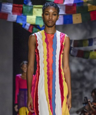 New York, Ny - 09 Eylül 2018: Prabal Gurung bahar yaz 2019 moda pist göster New York moda haftası sırasında bir model yürür.