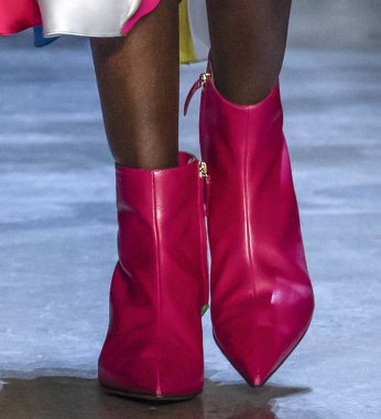 New York, Ny - 09 Eylül 2018: pist Prabal Gurung bahar yaz 2019 moda New York moda haftası sırasında göstermek bir modeli (ayakkabı detay) yürür