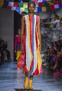 New York, Ny - 09 Eylül 2018: Prabal Gurung bahar yaz 2019 moda pist göster New York moda haftası sırasında bir model yürür.