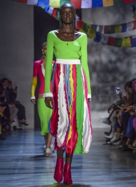 New York, Ny - 09 Eylül 2018: pist Prabal Gurung bahar yaz 2019 moda New York moda haftası sırasında göstermek Duckie Thot yürür