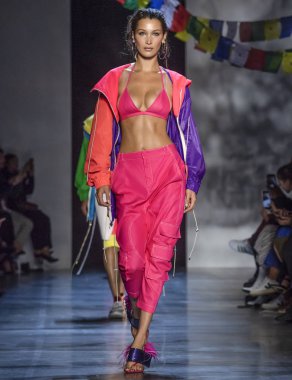 New York, Ny - 09 Eylül 2018: pist Prabal Gurung bahar yaz 2019 moda New York moda haftası sırasında göstermek Bella Hadid yürür