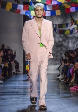 New York, Ny - 09 Eylül 2018: Prabal Gurung bahar yaz 2019 moda pist göster New York moda haftası sırasında enver Hadid yürür