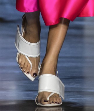 New York, Ny - 09 Eylül 2018: pist Prabal Gurung bahar yaz 2019 moda New York moda haftası sırasında göstermek bir modeli (ayakkabı detay) yürür