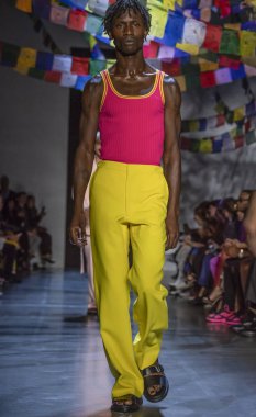 New York, Ny - 09 Eylül 2018: Prabal Gurung bahar yaz 2019 moda pist göster New York moda haftası sırasında bir model yürür.