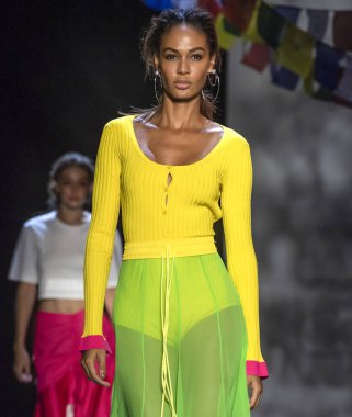 New York, Ny - 09 Eylül 2018: Joan Smalls New York moda haftası sırasında Prabal Gurung bahar yaz 2019 defile pist yürür