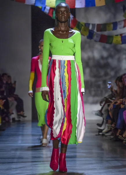 New York, Ny - 09 Eylül 2018: pist Prabal Gurung bahar yaz 2019 moda New York moda haftası sırasında göstermek Duckie Thot yürür