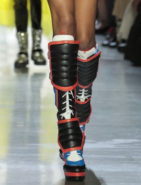 New York, Ny - 06 Eylül 2018: Jeremy Scott ilkbahar yaz 2019 moda pist göster New York moda haftası sırasında bir modeli (ayakkabı detay) yürür