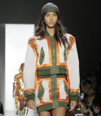 New York, Ny - 06 Eylül 2018: Brittany Noon New York moda haftası sırasında Jeremy Scott ilkbahar yaz 2019 defile pist yürür