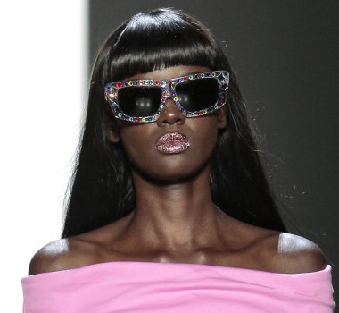New York, Ny - 06 Eylül 2018: Jeremy Scott ilkbahar yaz 2019 moda pist göster New York moda haftası sırasında Duckie Thot yürür