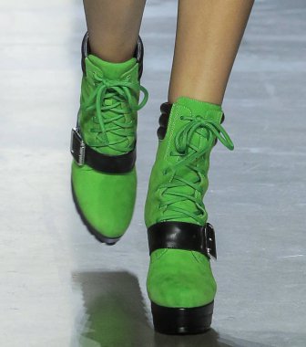 New York, Ny - 06 Eylül 2018: Jeremy Scott ilkbahar yaz 2019 moda pist göster New York moda haftası sırasında bir modeli (ayakkabı detay) yürür