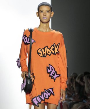 New York, Ny - 06 Eylül 2018: Jeremy Scott ilkbahar yaz 2019 moda pist göster New York moda haftası sırasında Dilone yürür
