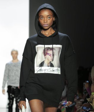 New York, Ny - 06 Eylül 2018: Olivia Anakwe New York moda haftası sırasında Jeremy Scott ilkbahar yaz 2019 defile pist yürür